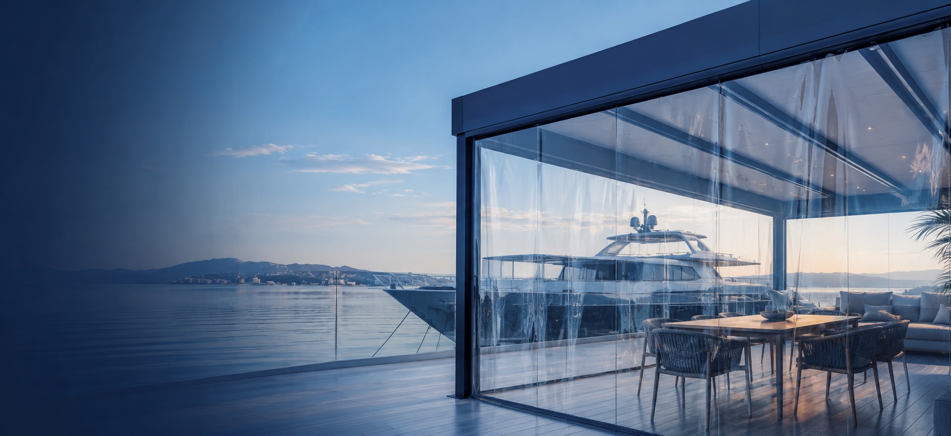 Kristal şeffaf esnek PVC panellerle çevrili marina terası ve yat